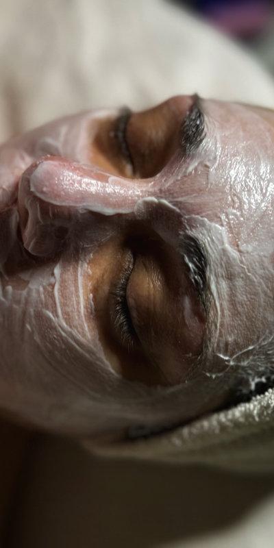 Behandlung mit Gesichtsmaske
